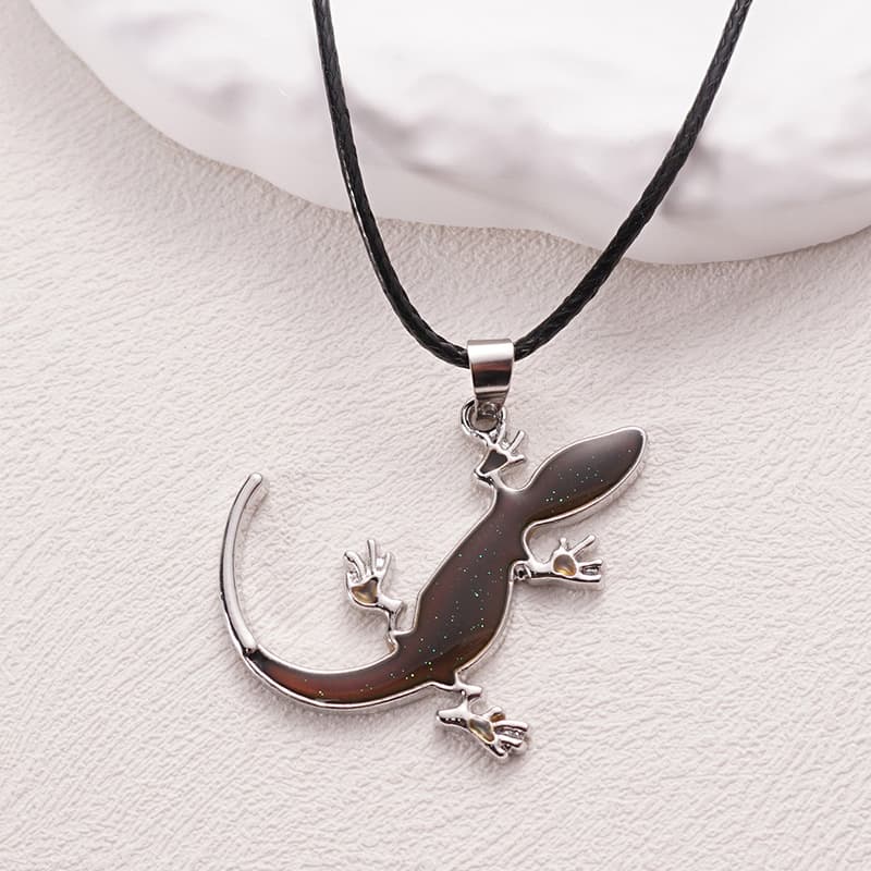 Temperature-Sensitive Gecko Pendant Necklace - Edgy Fashion Accessory for Women